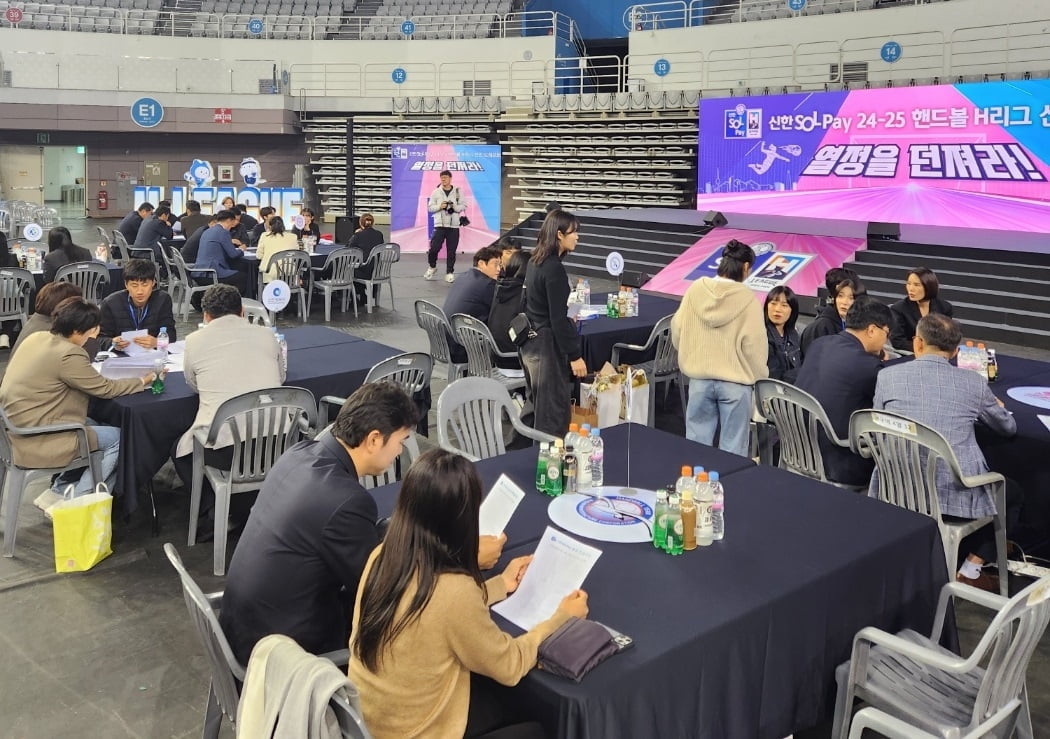科纳特：报到时那么穿是和孔德竞争；不理解姆巴佩在里尔被嘘