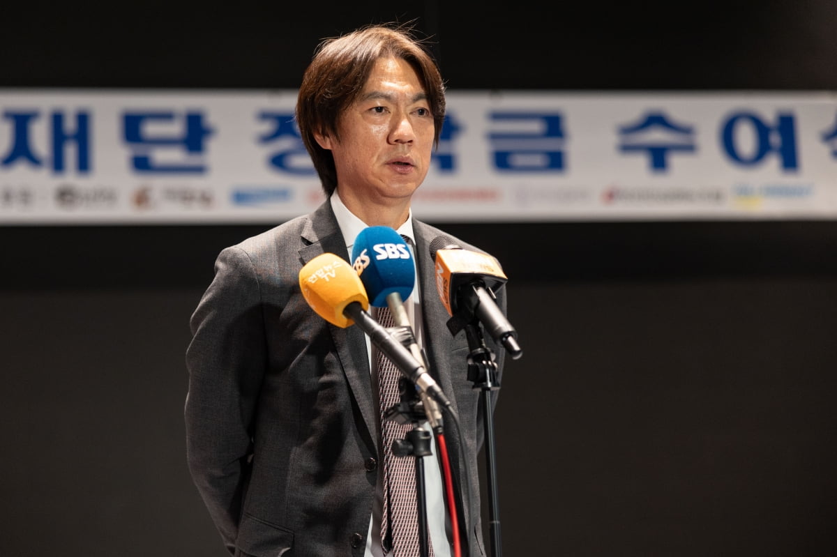 参加金球奖颁奖典礼，劳塔罗与妻子一同出发前往巴黎