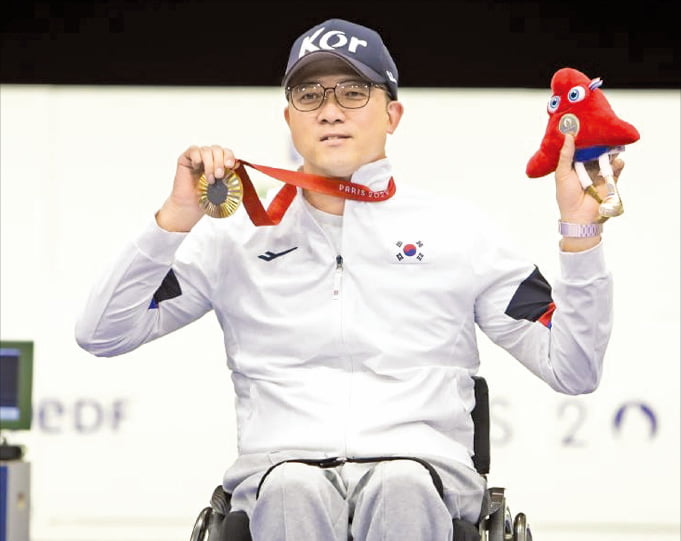 图赫尔执教切尔西每项杯赛都闯进决赛，平均每33.3场夺1冠