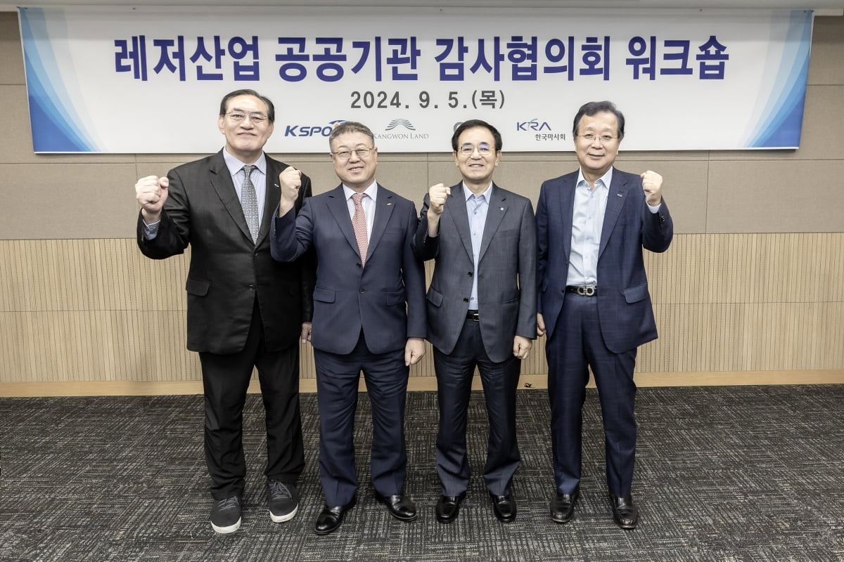 外媒：滕哈赫认为自己不会被解雇 已离开俱乐部前去度假