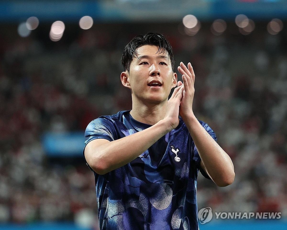 暖心，梅西给智利一名患癌的14岁小球迷签名并亲切互动