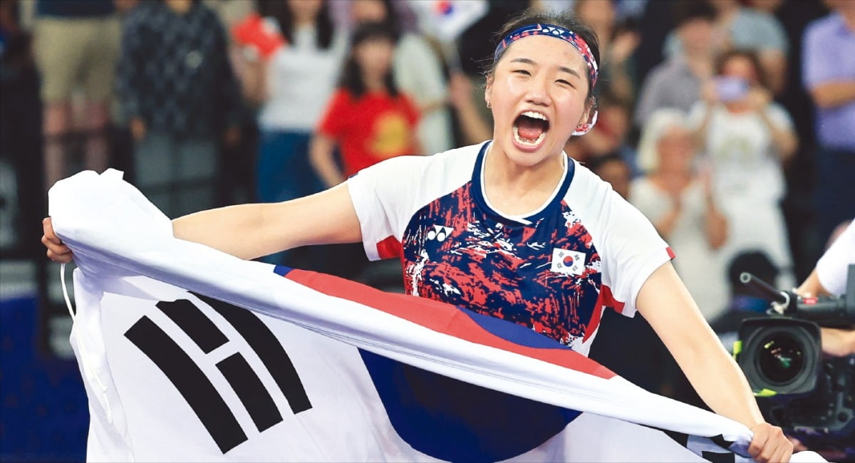 雄鹿击败雷霆，字母哥26+19+10，当选MVP，哈姆不败战绩成功卫冕