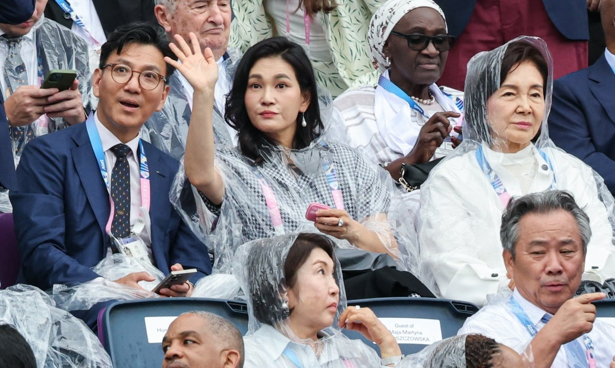 劳塔罗禁区被放倒，主裁给国米点球后改判任意球