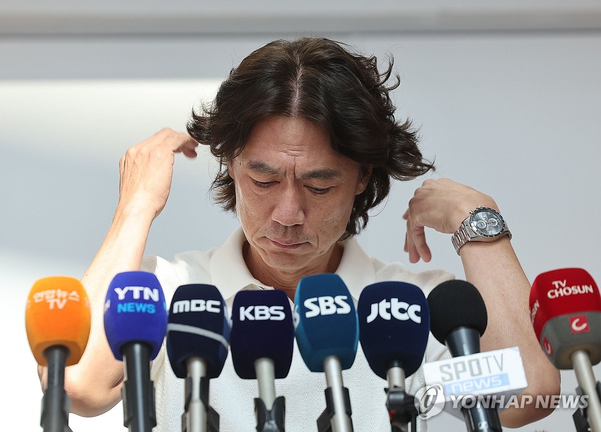 疑似肩伤复发，贝林厄姆在被换下后捂着自己的肩膀