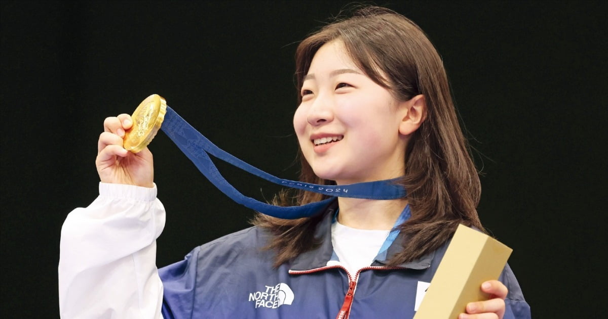 文班亚马斩获生涯首个30+三双！马刺17分大逆转国王