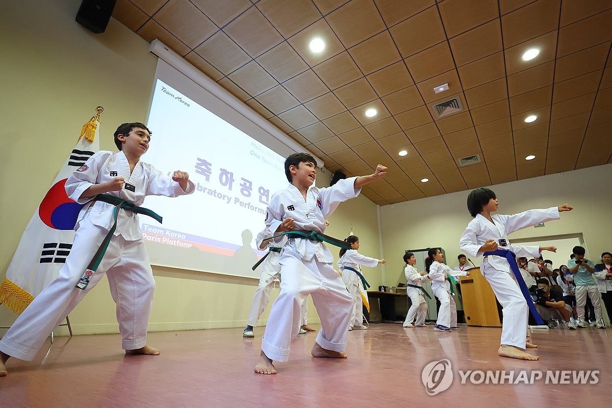 阿姆拉巴特：我和滕哈格有特殊的关系，他今夏本想留下我