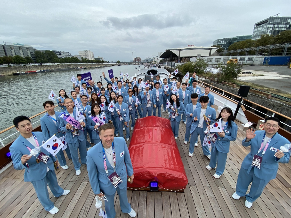 马克西32+10+8统治关键时刻76人胜马刺，恩比德遭驱逐文班26分8帽